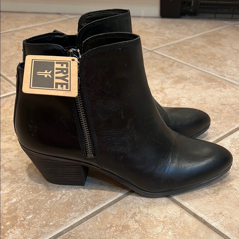Frye Women's Black Leather Rustic Dual-Zip Ankle Booties